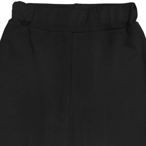 Detailansicht des breiten elastischen Bundes und der vertikalen Naht an der schwarzen Hose