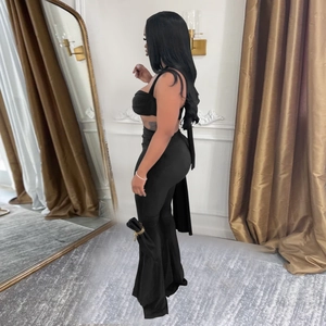 Détail de l'ensemble noir deux pièces avec haut court et pantalon évasé à taille haute