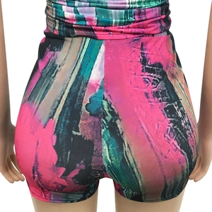 Vista posteriore dei pantaloncini da yoga a vita alta con stampa digitale astratta