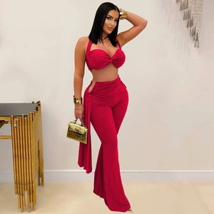 Ensemble sexy deux pièces rouge avec crop top licou et pantalon évasé taille haute