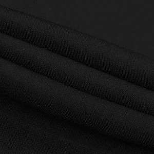 Detailansicht von schwarzem Rippstrickgewebe mit hochdichter elastischer Textur für Kleidung