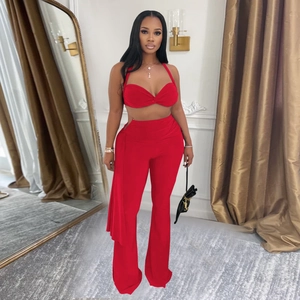 Détail d'un ensemble rouge deux pièces avec crop top dos nu et longue écharpe latérale
