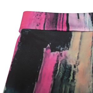 Vista dettagliata dell'ampia fascia elastica dei pantaloncini da yoga con stampa astratta