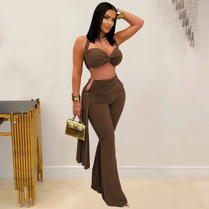 Ensemble marron chic avec crop top licou et pantalon évasé à taille haute élégant