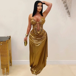Elegantes goldnes Neckholder-Maxikleid mit Taillenausschnitten und plissierten Details
