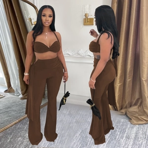 Détails de l'ensemble marron deux pièces avec taille découpée et pantalon évasé