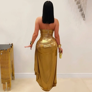 Elegantes goldenes rückenfreies Bodycon-Maxikleid mit Kettenhalter und Raffung Detail
