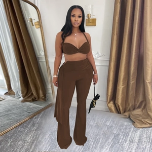 Ensemble marron chic avec haut dos nu et pantalon évasé avec drapé latéral élégant