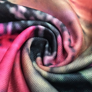 Dettaglio macro del tessuto tie-dye colorato con texture morbida e motivi vivaci
