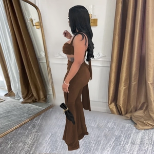 Détail d'un ensemble deux pièces marron café avec haut court et pantalon évasé ajusté