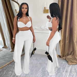 Vue détaillée de l'ensemble deux pièces blanc avec crop top licou et pantalon évasé