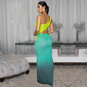 Vue détaillée du dos d'une robe asymétrique avec dégradé et découpe à la taille