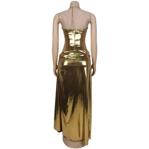 Rückenansicht des goldenen Metallic-Halterkleids mit eleganter Ketten-Halsverzierung