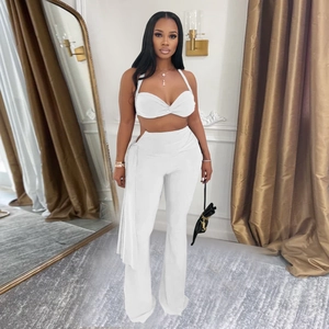 Détail de l'ensemble top dos nu blanc et pantalon évasé à taille haute