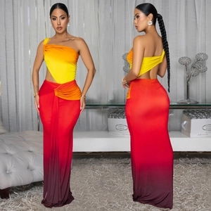 Robe maxi asymétrique dégradé coucher de soleil avec découpe à la taille et détails plissés