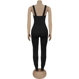 Détail du dos d'une combinaison noire avec fermeture éclair invisible et tissu stretch