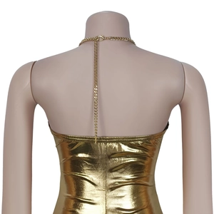 Detail des goldenen Metallic-Neckholder-Kleids mit goldener Kette und Raffung am Rücken