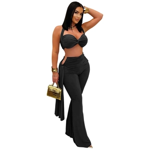 Détails de l'ensemble deux pièces noir avec pantalon ajouré et haut bandeau