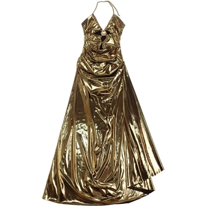 Detailansicht eines luxuriösen goldenen Neckholder-Kleids mit tiefem V-Ausschnitt