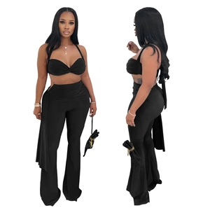 Détail d'un ensemble haut dos nu noir et d'un pantalon évasé à taille haute pour femme