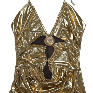 Detail des goldenen Neckholder-Kleids mit Metallic-Stoff und Muschel-Metallschnalle
