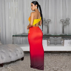 Détail d'une robe dos nu à dégradé rouge et jaune avec une coupe moulante sexy