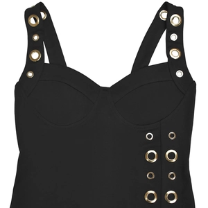 Détails d'œillets dorés et boutons décoratifs sur un débardeur corset noir tendance