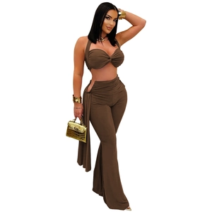 Ensemble marron chic avec top licou et pantalon évasé taille haute à découpes sexy