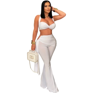 Détail de l'ensemble deux pièces avec haut licou blanc et pantalon taille haute