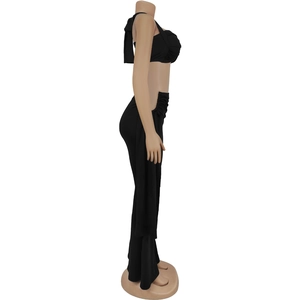 Vue latérale de l'ensemble deux pièces noir avec crop top licou et pantalon taille haute