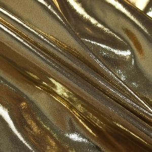 Detail aus goldfarbenem Metallic-Stoff mit reflektierender Plissee-Struktur für Abendkleider
