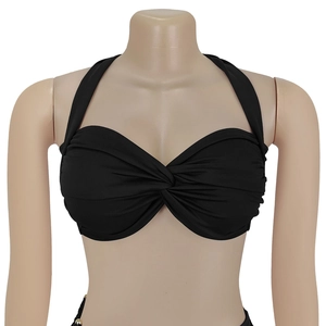 Détail d'un haut de bikini licou noir avec nœud torsadé et bonnets de soutien