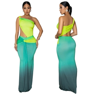 Détail de la taille découpée et dégradé vert citron sur robe sexy à une épaule
