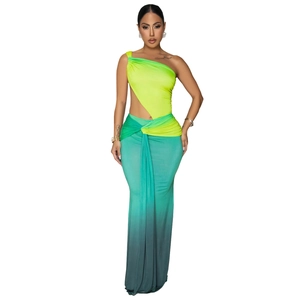 Détail de la découpe à la taille de la robe longue asymétrique dégradée jaune et vert