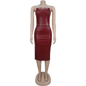 Dettaglio dell'abito a fascia in pelle PU bordeaux con decorazioni a occhielli dorati