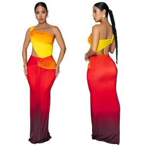 Détail de la robe longue dégradée avec épaule dénudée sexy et découpe à la taille