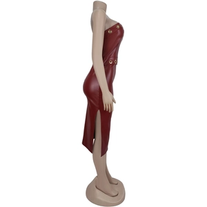 Dettaglio vestito tubino bordeaux in similpelle con anelli in metallo e spacco laterale