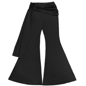 Détail d'un pantalon évasé noir à taille haute avec ceinture plissée et ruban décoratif