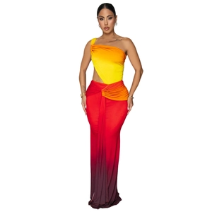Détail de la robe dégradée asymétrique avec découpe à la taille et ourlet froncé