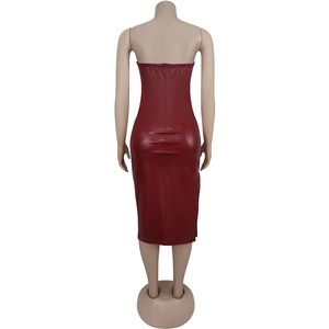 Vista posteriore del vestito a tubino in finta pelle bordeaux con cerniera invisibile