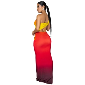 Détail de la robe dégradée orange et violette deux pièces avec haut à une épaule et jupe