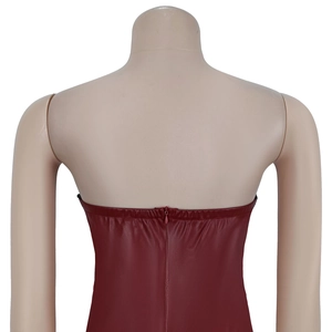 Dettaglio del retro del vestito bordeaux in ecopelle con zip nascosta e vestibilità slim