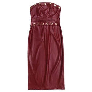 Dettaglio dell'abito bordeaux in pelle PU con occhielli in metallo dorato e spacco laterale
