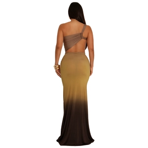 Détail de la robe dégradée sexy à une épaule avec découpe au dos et ourlet fluide chocolat