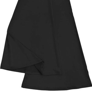 Détail du bas de pantalon évasé noir montrant les coutures de haute qualité et le tissu