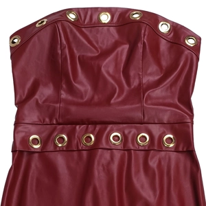 Dettaglio dell'abito a tubino bordeaux in pelle PU con occhielli in metallo dorato