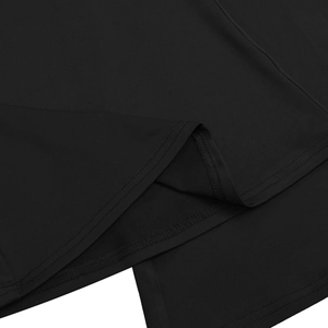 Gros plan des détails du vêtement noir avec coutures nettes et texture de tissu