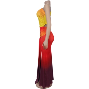 Détails des fronces latérales et du dégradé multicolore sur la robe moulante sexy