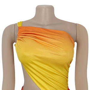 Détail de la robe dégradée orange à une épaule avec texture soie et détails froncés