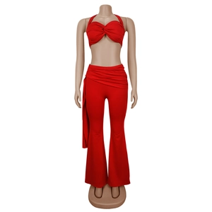 Vue détaillée de l'ensemble rouge deux pièces avec haut bandeau et pantalon large